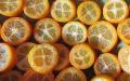 වියළි kumquat - නිෂ්පාදන ඡායාරූපය සමඟ විස්තරය;  එහි කැලරි අන්තර්ගතය සහ ප්රයෝජනවත් ගුණාංග (ප්රතිලාභ සහ හානිය);  සූපශාස්ත්‍ර අරමුණු සඳහා සහ ප්‍රතිකාර සඳහා භාවිතා කරන්නේ කෙසේද