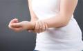 Zbuloni shkaqet e dhimbjes në pëllëmbët e duarve