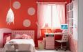 Punane tapeet elutoa interjööris: stiilne, luksuslik ja elegantne