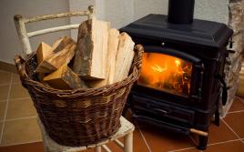 What kind of firewood is best to choose for a stove in a private house?